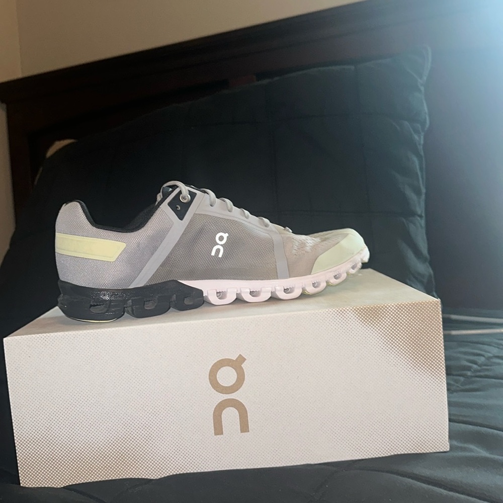 On Cloud Cloudflow Size 10.5 - Picture 1 of 4